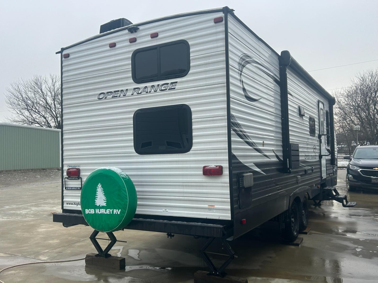 2021 White /TAN Highland Ridge RV, Inc OPEN RANGE 26BHS (58TBH0BP7M1) , located at 17760 Hwy 62, Morris, OK, 74445, 35.609104, -95.877060 - 2021 HIGHLAND RIDGE OPEN RANGE IS PERFECT FOR A SMALL FAMILY OR A LARGE. THIS CAMPER IS 30.5FT LONG AND WILL SLEEP 10 PEOPLE. FEATURES A 16FT POWER AWNING, OUTSIDE STORAGE, DOUBLE AXEL, SINGLE SLIDE OUT, POWER HITCH, AND MANUAL JACKS. IN THE FRONT OF THIS CAMPER IS A QUEEN SIZED BED WITH OVERHEAD ST - Photo #3